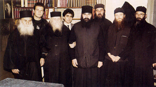 Старец Софроний (Сахаров) (в центре), старец Иосиф Ватопедский (слева), будущий митрополит Афанасий Лимасольский (по правую руку от старца Софрония), отец Захарий (Захару) (справа)