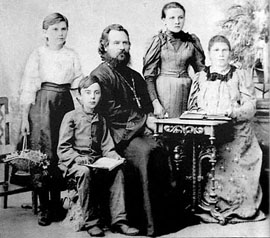 Отец Константин и Мария Никитична Голубевы с дочерьми Александрой и Марией и сыном Константином 1895г.