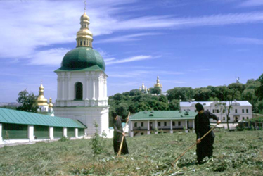 Крестовоздвиженский храм и колокольня у Ближних пещер Лавры